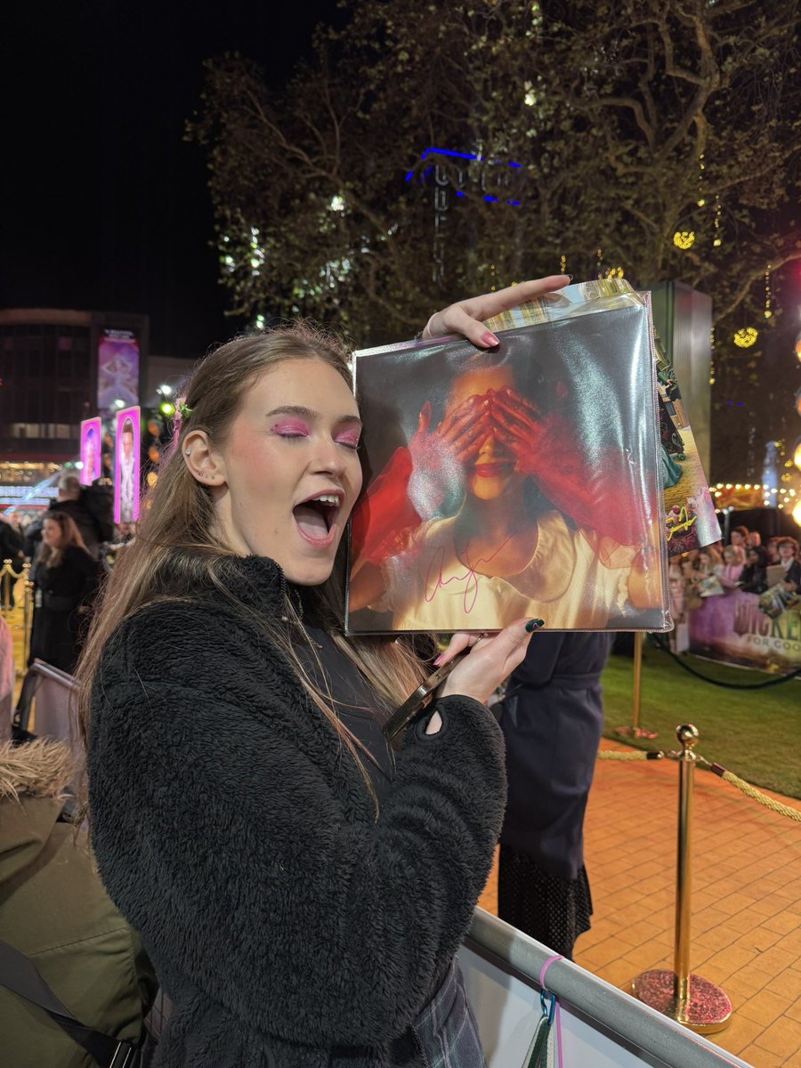 GUYS I HAVE TO DIE I HAVE TO DIE I HAVE TO DIE THIS IS THE BEST DAY OF MY LIFE I LOVE YOU ARIANA OMFG