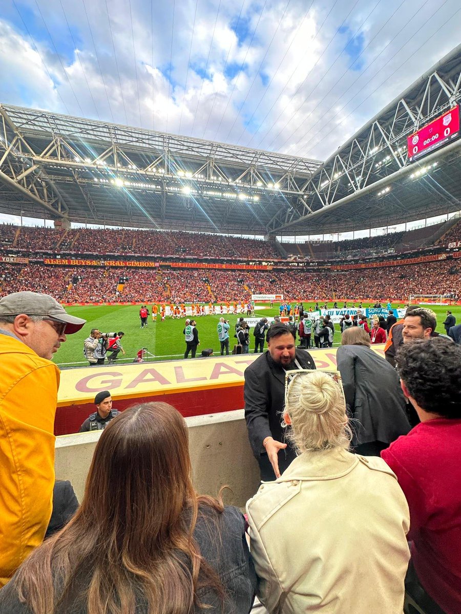 Tarih: 21 Nisan 2024
Yer: Rams Park

4-1 biten GS-Pendikspor maçında yedek kulübesinin hemen arkasında illegal bahis sitesinden bahis yapılıyor.

Orada Erden Timur ve Ayhan Akman'la beraber oturup maç izleyecek kadar önemli olan bu kadın kim biliyor musunuz?
ŞAŞIRACAKSINIZ...