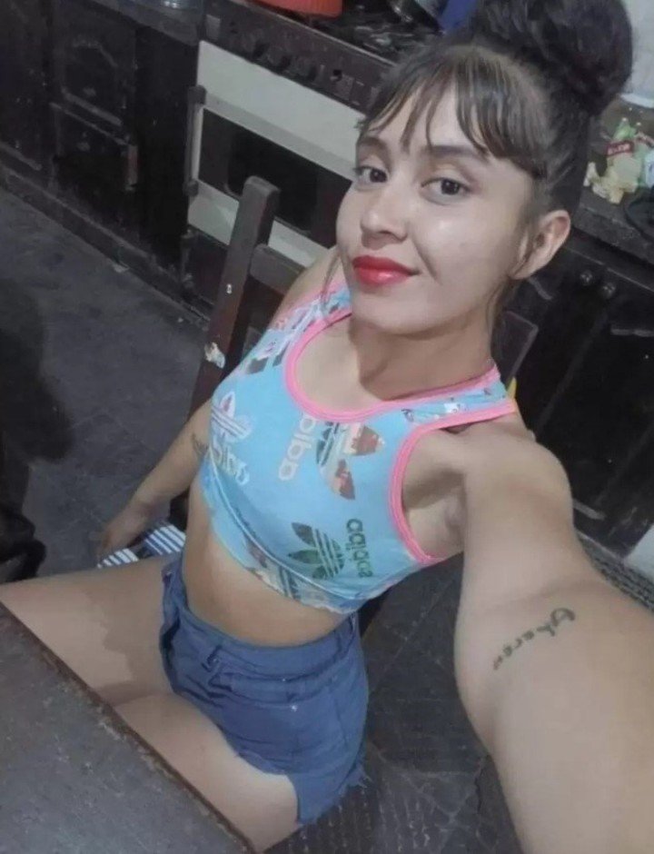 clarincom's tweet image. ASESINARON A UNA CHICA DE 17 AÑOS EN SANTIAGO DEL ESTERO Y EL PRINCIPAL SOSPECHOSO CONFESÓ: “SE ME FUE LA MANO”

Emilse Camila Barrera (17) fue hallada semidesnuda y con signos de violencia a la vera de la Ruta 157, en Frías. El acusado, Raúl P., había estado preso por violencia…