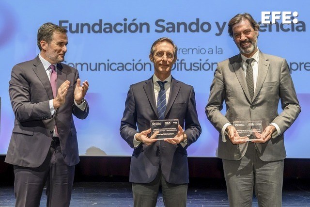 EFE_Andalucia's tweet photo. La Fundación Sando y la Agencia EFE han recibido el Premio a la Comunicación y Difusión Social y Empresarial, de la Confederación de Empresarios de Andalucía (CEA), por el programa de becas para estudiantes de periodismo que desarrollan de manera conjunta ambas entidades. https://t.co/nposf73heZ