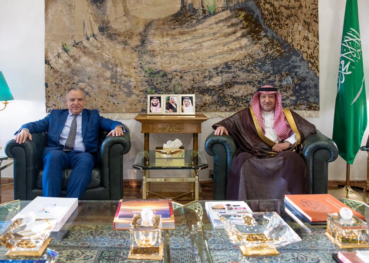 KSAmofaEN's tweet photo. #Riyadh | Vice Minister of Foreign Affairs H.E. @W_Elkhereiji received Ambassador of Greece to the Kingdom @AlexisKonstant3, who bid farewell on the occasion of the end of his tenure as his country’s ambassador to the Kingdom. 

H.E. @W_Elkhereiji praised the ambassador’s efforts in strengthening and enhancing relations between the two countries, and wished him continued success.