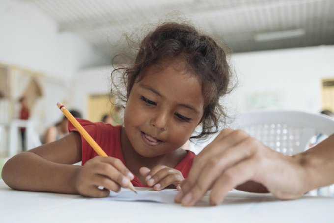 KentPage's tweet image. “Anyone who has never made a mistake has never tried anything new.” ~Albert Einstein 

Please retweet if you agree w/these #SaturdayThoughts &amp;amp; #EducationCannotWait for any child. 

#KeepHopeAlive @spainmfa @uaeaid @kuwaitfund @mfa_lu @qatar_fund #222MillionDreams✨📚