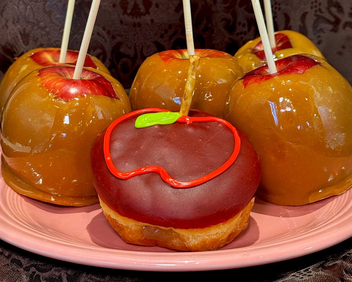 VoodooDoughnut's tweet photo. A fairground flavor with a bit of fall magic. Enjoy Candy Apple for a limited time only through 11/30 🍭🍎

Dipped in spiced caramel chai frosting, packed with sweet apple filling, and topped with a pretzel. https://t.co/jQ3X4EL4RD