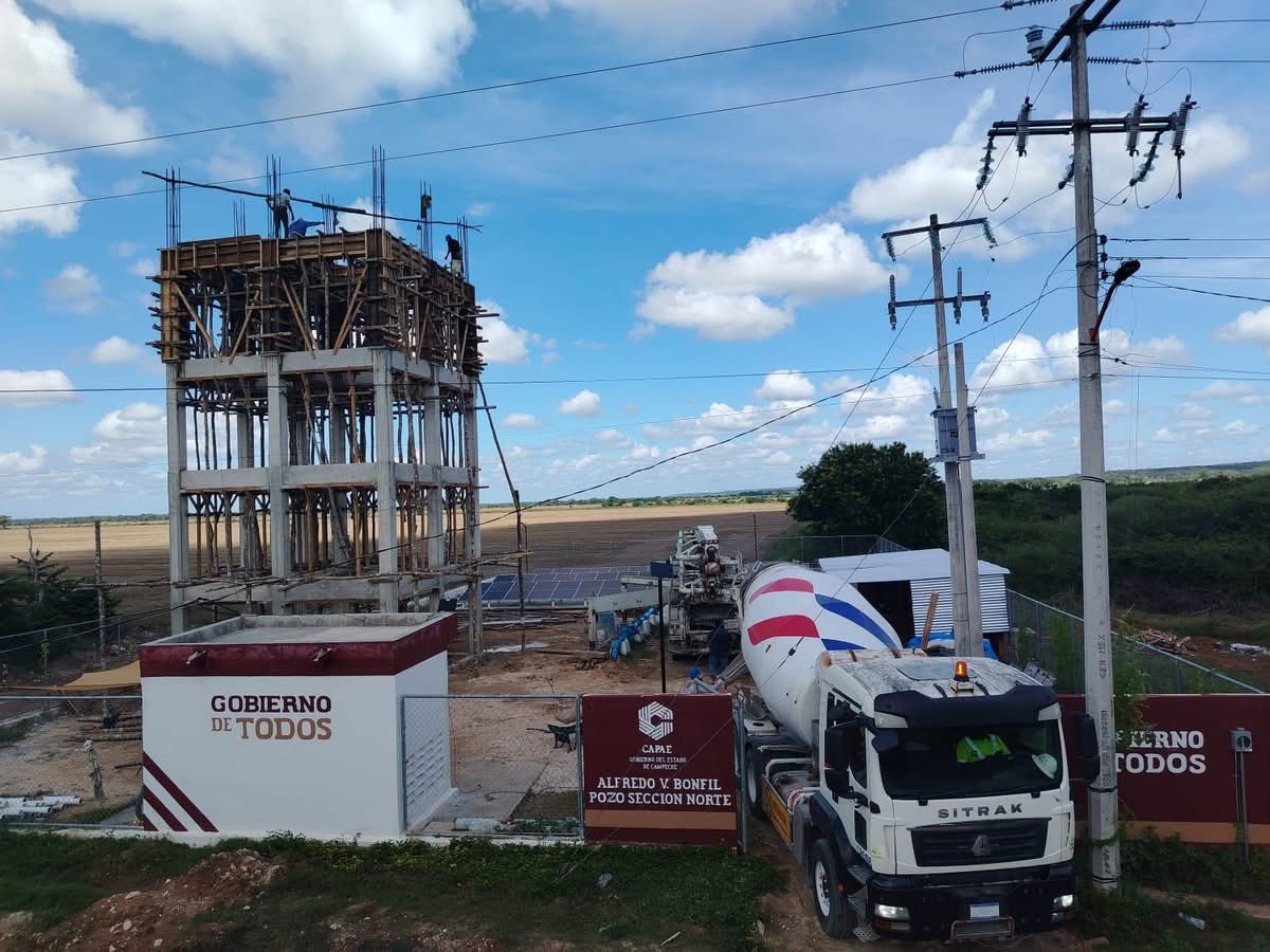 capaecampeche's tweet photo. 💧 Reportamos 50 % de avance en la rehabilitación del sistema de agua potable en Bonfil, Campeche.
📍+2,400 habitantes beneficiados
💰 Inversión: 9.6 MDP
✅ Nueva red
✅ Tanque elevado
✅ Equipo de bombeo nuevo
#Campeche #CAPAE #AguaParaTodos https://t.co/nmCv78lOI5