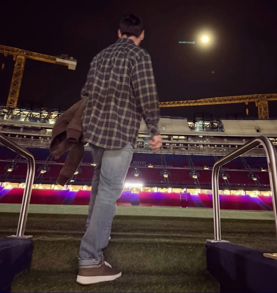 هناك أماكن لا تزورها، بل تعود إليها بقلبك قبل قدميك..
ميسي يقف مجددًا في الكامب نو، حيث بدأت الحكاية التي غيّرت وجه كرة القدم.
كل زاوية هنا تهمس باسمه، وكل نفس من هواء برشلونة يعرف من عاد.
بعض العودة لا تحتاج تصفيقًا.. يكفي أن الصمت امتلأ بالحنين.