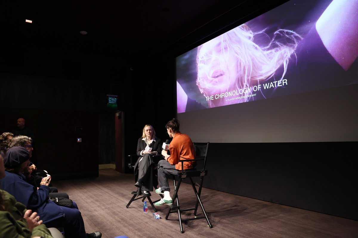 filmindependent's tweet photo. A wonderful evening with filmmaker Kristen Stewart and moderator Dakota Fanning at @thelondonweho! 🌙✨ Last night, #FiPresents hosted another screening of ‘The Chronology of Water’ for #FiMembers, followed by an intimate conversation about her directorial debut.

Want access to more events like this? Become a Member here: https://t.co/J8THj92mqo 

📸: Araya Doheny / @GettyVIP