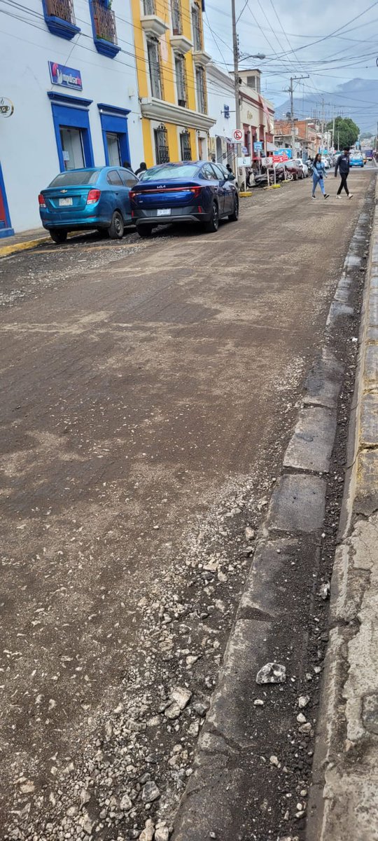 Hilcat75's tweet photo. @MunicipioOaxaca Vecinos de Calle 20 DE NOVIEMBRE  centro de #Oaxaca solicitamos #Urgente se terminen los trabajos de reencarpetado de la cinta asfáltica, Presencia de mucho polvo, provoca Enferm. Respiratorias, afectando a todos y niños de la Esc. Primaria Pte. Alemán y Negocios https://t.co/owOzJMUk5Q