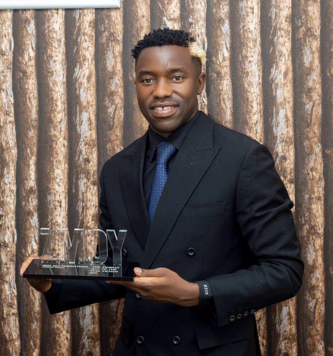 فاشيون ساكالا لاعب #الفيحاء يحصل على جائزة أفضل رجل في دولة زامبيا لعام 2025 🇿🇲🟠.