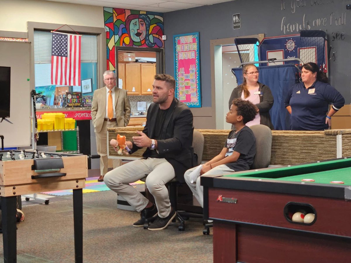 ProSportsMVP's tweet photo. Former Tennessee Volunteers quarterback and New York Jets draft pick Erik Ainge spoke at a children’s philanthropy event in Tennessee last week. https://t.co/hAuPmrzclS