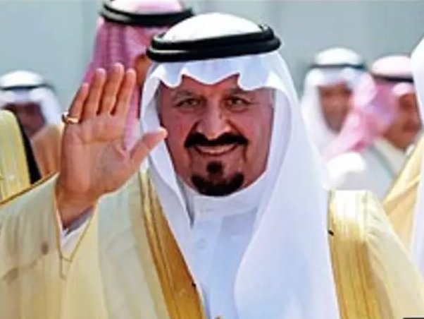 18. يذكر الشيخ إسماعيل أنّ دور الأمير سلطان بن عبد العزيز - رحمه الله - في دعم الجامعة وإنشائها كان كبيرًا إبّان رئاسته للمجلس الأعلى للشؤون الإسلامية بالمملكة، فقد دعمها ماليًّا، ووجّه البنك الإسلامي بمدينة جدة بدعم الجامعة أيضًا، وكلّف جامعة الإمام محمد بن سعود الإسلامية بدعم