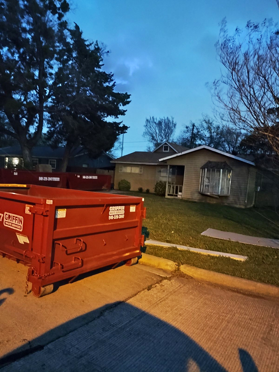 GriffinWasteTX's tweet image. The best time to clean out the basement? Before winter settles in. #DeclutterBeforeWinter #BasementCleanup #OrganizeForWinter #PrepForColdSeason #TidyUpBasement #WinterCleanout