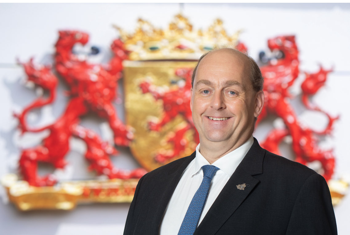 Vanavond heeft de gemeenteraad van de Gemeente Vlaardingen besloten de heer Frederik Zevenbergen (54) voor te dragen als nieuwe burgemeester van Vlaardingen (77.500 inwoners).

De heer Zevenbergen is sinds juni 2021 gedeputeerde namens de VVD in onze provincie Zuid-Holland met