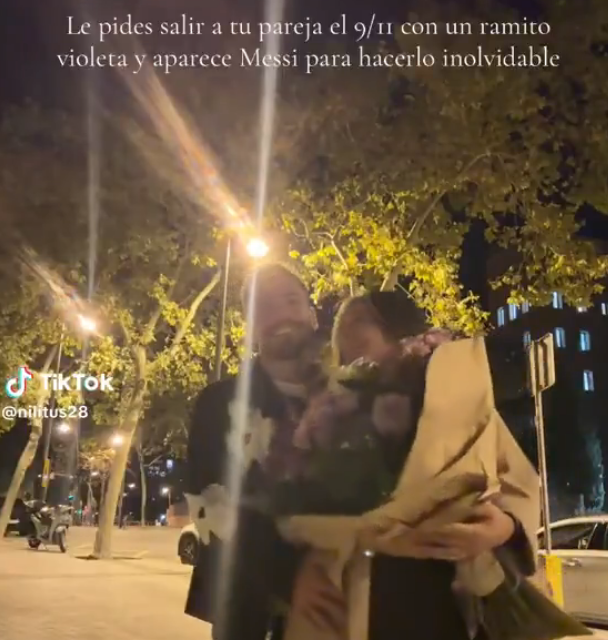 TouchlineX's tweet photo. A couple posted on TikTok that last night they were dating in the city of Barcelona. The boyfriend started recording the moment and surprised his girlfriend with a bouquet of flowers. 

Just a few seconds after they started filming, they noticed Leo Messi walked calmly behind them.🌹✨