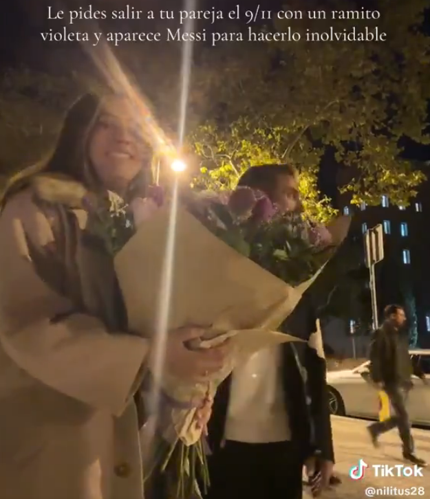 TouchlineX's tweet photo. A couple posted on TikTok that last night they were dating in the city of Barcelona. The boyfriend started recording the moment and surprised his girlfriend with a bouquet of flowers. 

Just a few seconds after they started filming, they noticed Leo Messi walked calmly behind them.🌹✨