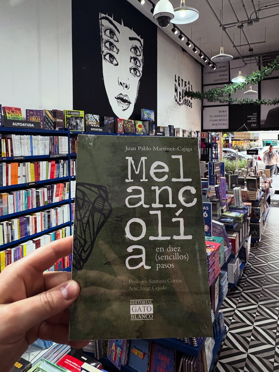 La melancolía ha llegado a <a href="/elsotanolibros/">Librerías El Sótano</a>. Busca tu ejemplar en la sucursal de la Roma en Insurgentes. 

‘Melancolía en diez (sencillos) pasos de <a href="/JuanChavito/">Juan Pablo Mtz-Cajiga</a>. Con arte de Jorge Cejudo y prólogo de <a href="/santino_cortes/">Santino Cortés</a>.
