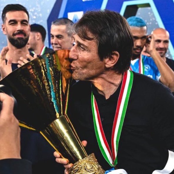 🚨💙 Napoli president De Laurentiis plays down reports on Antonio Conte set to resign: “It’s a fake story. I’m proud to have a man like Conte next to me, the club and the squad”.

“He’s a guarantee for our club, our players and our fans”.

> Mo