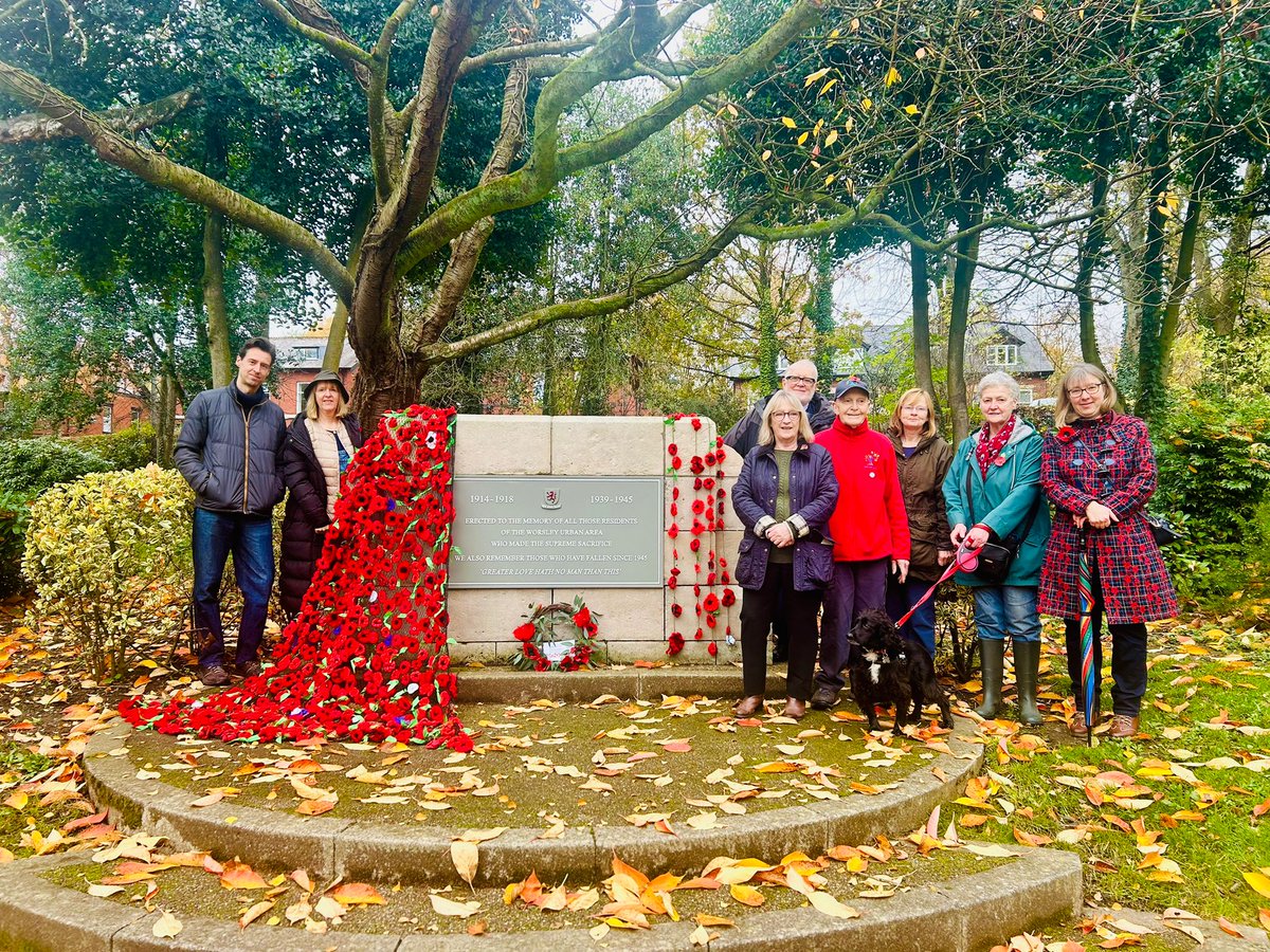 Big thank you to everyone that came to the wreath laying that took place at the cenotaph at Parr Fold Park😃
The knitted poppy display will be up till the 11th November in the Garden of Remembrance.🥰
 #autumn #remeberanceday #remeberancesunday #poppy