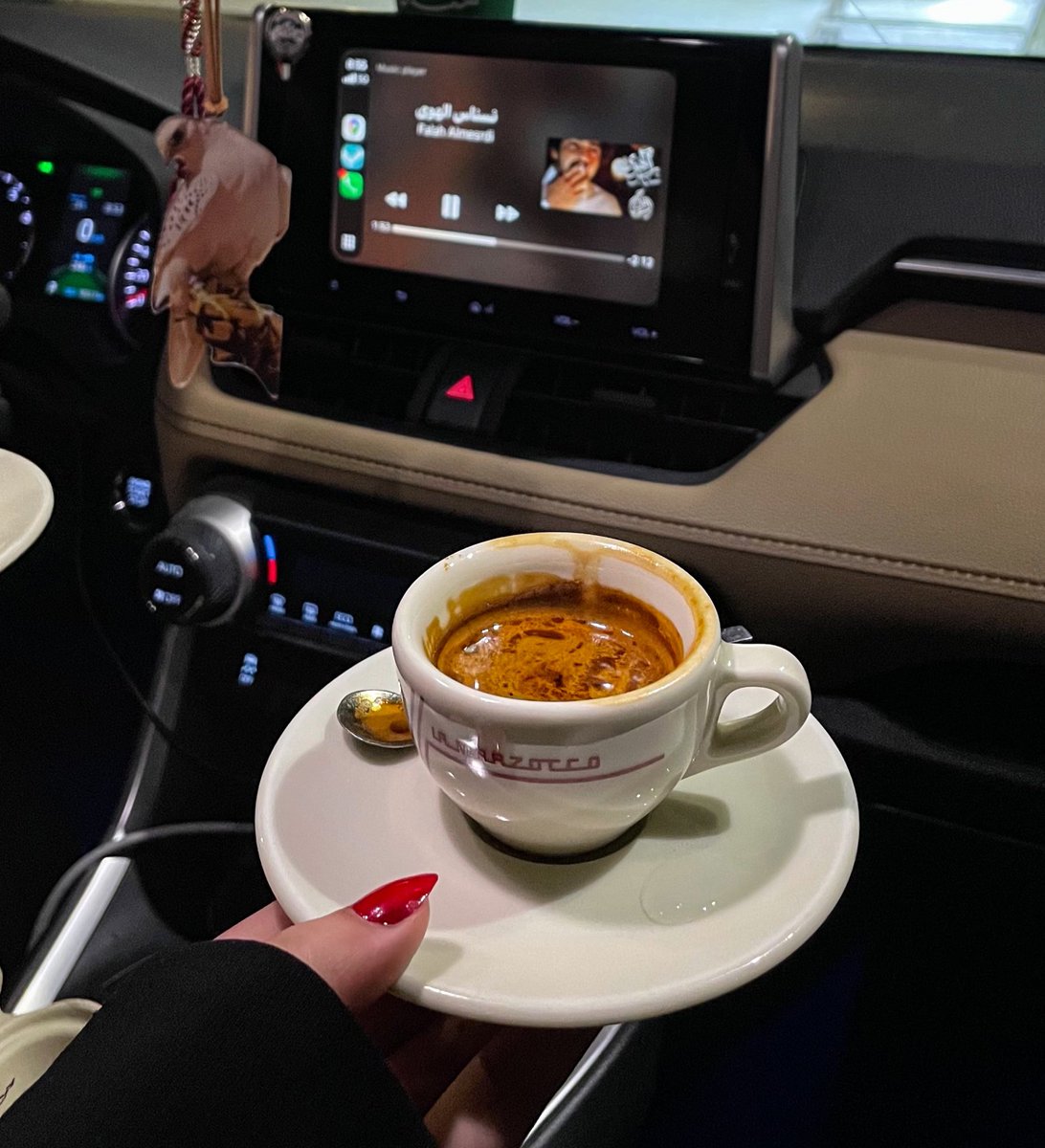 «أضويت لك قمرا وشرّعت لك باب 
وصبّيت لك كاس الهوى من عروقي»