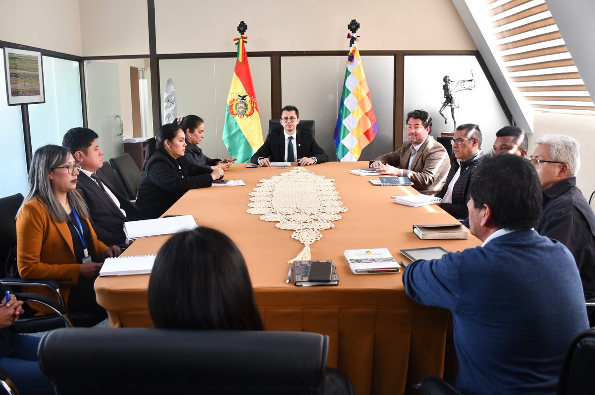 Comunicado de Prensa
La Paz, Bolivia – 10 de noviembre de 2025
El Ministro de Cultura, Descolonización y Despatriarcalización, Freddy Vidovic Falch Inicia sus Funciones al Frente del Ministerio.
#SiempreBolivia