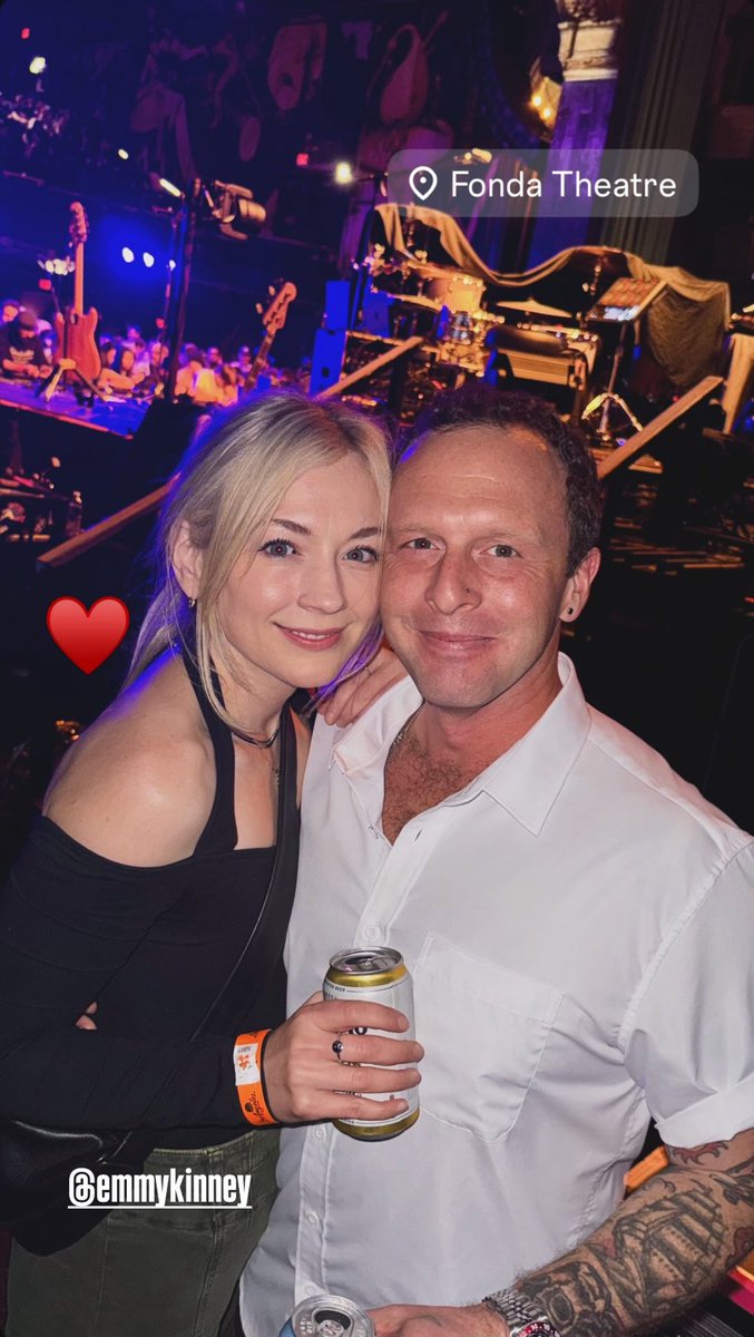 LINDA! Emily Kinney bebendo uma boa cervejota ao lado de seu namorado Dana LaMarca. ❤️