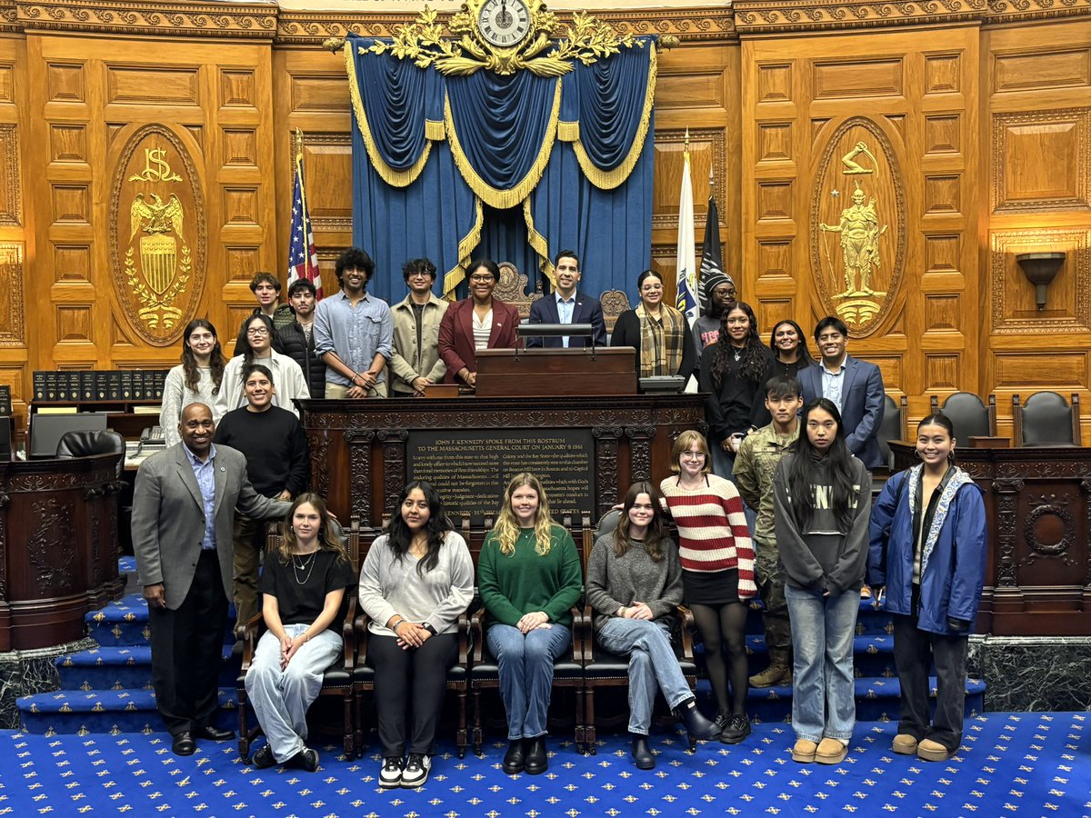BUCommunity_'s tweet image. Great start to the week! ✨🏛️@BU_CAS Professor @cmslaughter and 25 @BU_Tweets political science students toured the State House, visiting House &amp;amp; Senate Chambers and the Governor’s Office. They met with the Massachusetts Black and Latino Caucus (@MABLLC) to discuss minority…