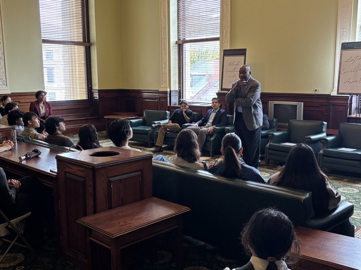 BUCommunity_'s tweet image. Great start to the week! ✨🏛️@BU_CAS Professor @cmslaughter and 25 @BU_Tweets political science students toured the State House, visiting House &amp;amp; Senate Chambers and the Governor’s Office. They met with the Massachusetts Black and Latino Caucus (@MABLLC) to discuss minority…