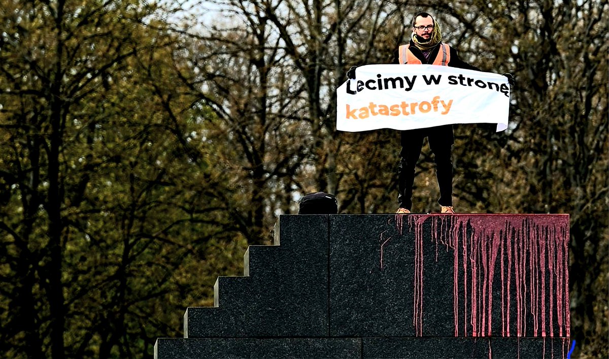 Zastanawiam się, czy kiedykolwiek przyjdzie pod te schody do nieba ktoś na tyle odważny, żeby wbić mu tę zaplutą mordę w bruk. Za szczucie, za nienawiść, za podzielony kraj. Za Polskę, w której dla władzy brat zabija brata