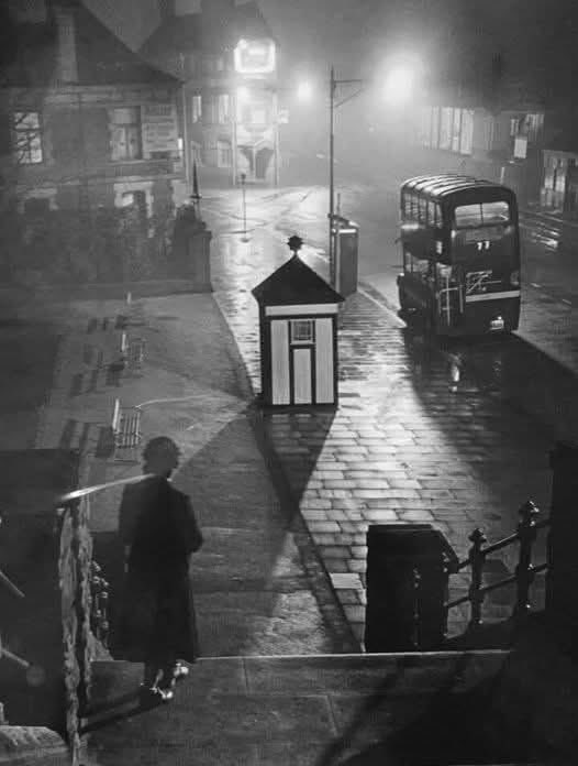 wonderful_g's tweet photo. “La  cosa che più mi ossessiona (…) è il tempo che passa, e che divora… L’uomo non è mai pari al tempo" 

🖊️Dino Buzzati, ‘Un autoritratto’

📸 The  last bus, London 1960s - da ‘History photos sealed in time’ https://t.co/Lzx79NvVam