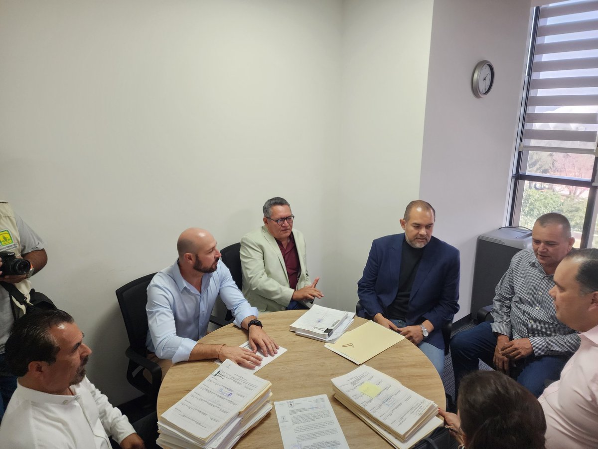 Jacobcristian's tweet photo. Hicimos entrega del pliego petitorio 2026 a las autoridades de  @ZapopanGob ,  la coalicion en el minicipio para beneficio de la base trabajadora, Simdicato Zapopan, presente !!!! https://t.co/Dt9JjjF14E