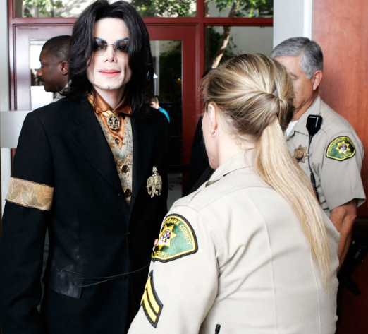 FalandoDeMaico's tweet image. Em dezembro de 2009, o FBI publicou 333 páginas de documentos sobre Michael Jackson, reunidos em um dossiê chamado Michael Jackson FBI Files. Esses arquivos foram liberados sob o Freedom of Information Act (FOIA), e revelam que o FBI:

- Prestou assistência às polícias locais…