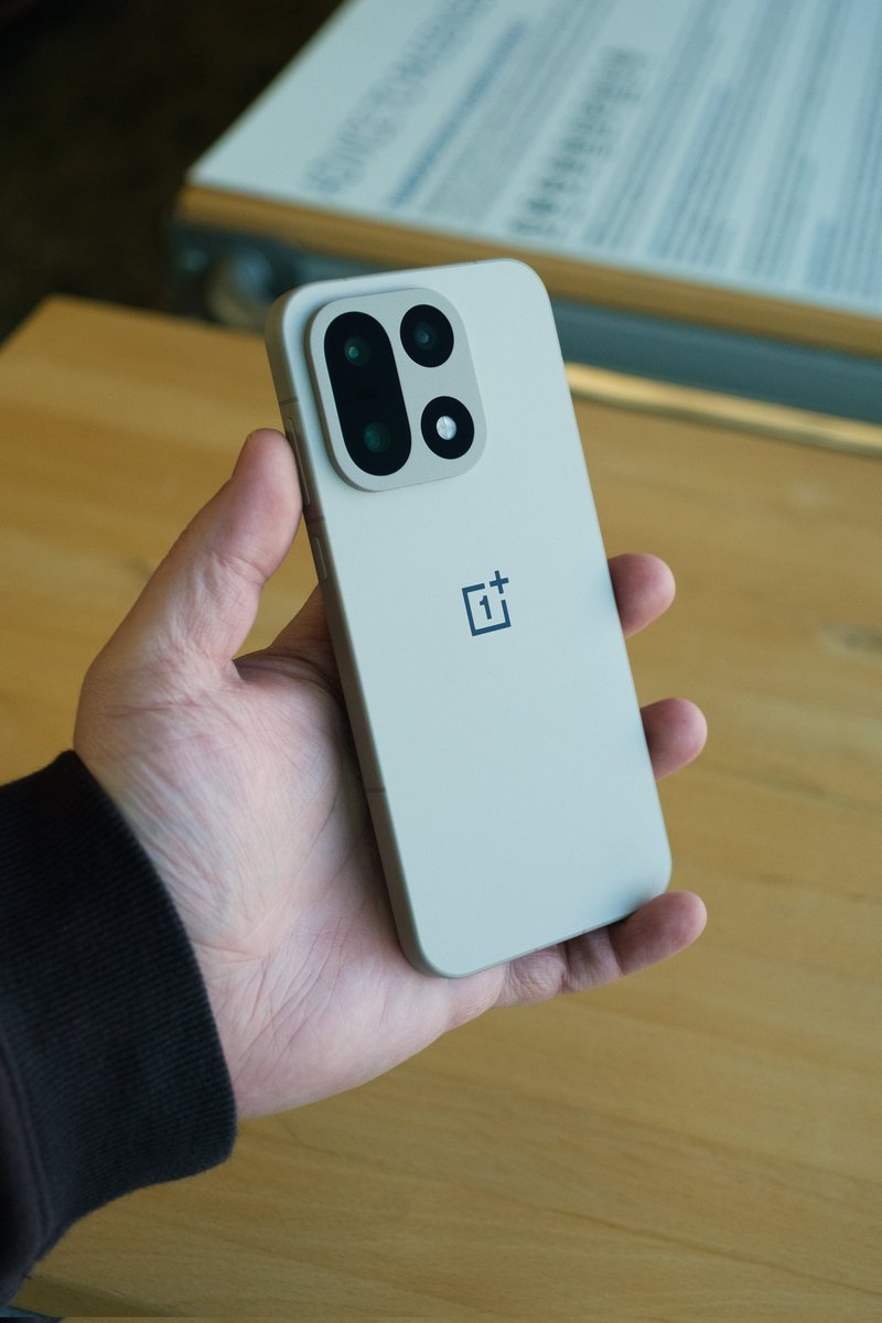 This Sandstorm OnePlus 15 looks so good