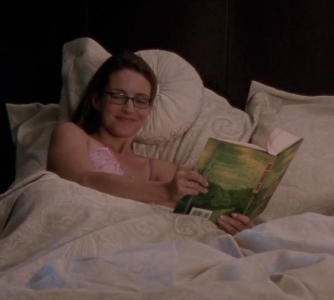 sinwaifai's tweet image. imagínate odiarme y yo todas las noches estoy así en mi cama desde las 7.59 pm