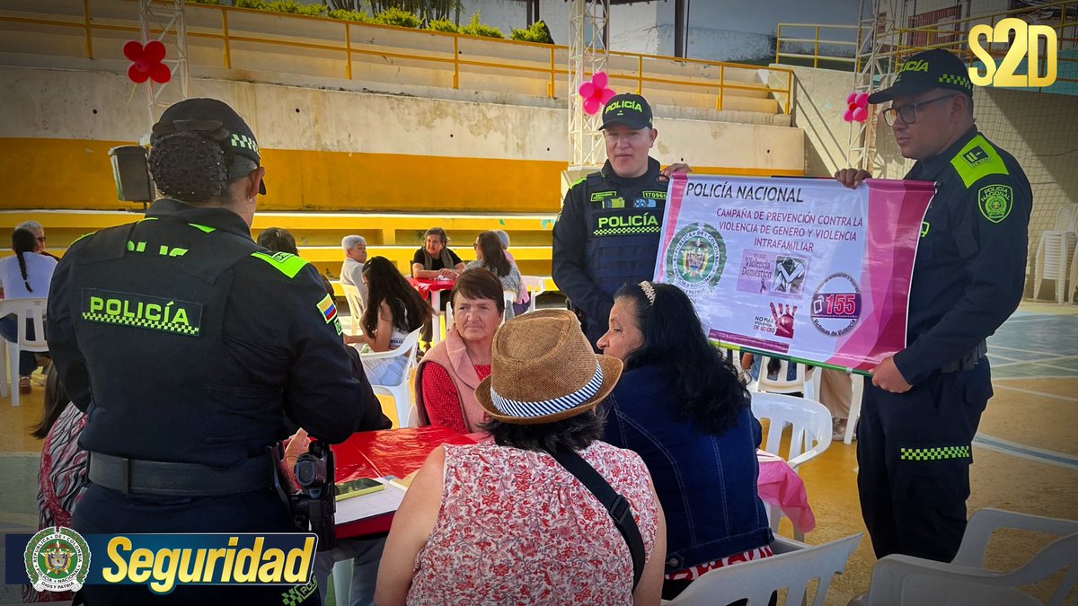 PoliciaStander's tweet photo. En #Betulia, la @PoliciaColombia, en articulación con la Administración Municipal, participó en el encuentro de mujeres “Raíz, fuerza que transforma”. 🌸

Se socializó la #Línea155 y las rutas de atención frente a la violencia intrafamiliar y de género. 👩‍🦰💪 https://t.co/OqVWYjU7Rb