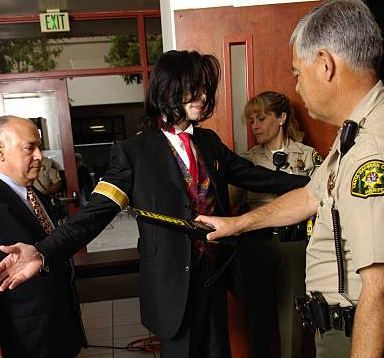 FalandoDeMaico's tweet image. Em dezembro de 2009, o FBI publicou 333 páginas de documentos sobre Michael Jackson, reunidos em um dossiê chamado Michael Jackson FBI Files. Esses arquivos foram liberados sob o Freedom of Information Act (FOIA), e revelam que o FBI:

- Prestou assistência às polícias locais…