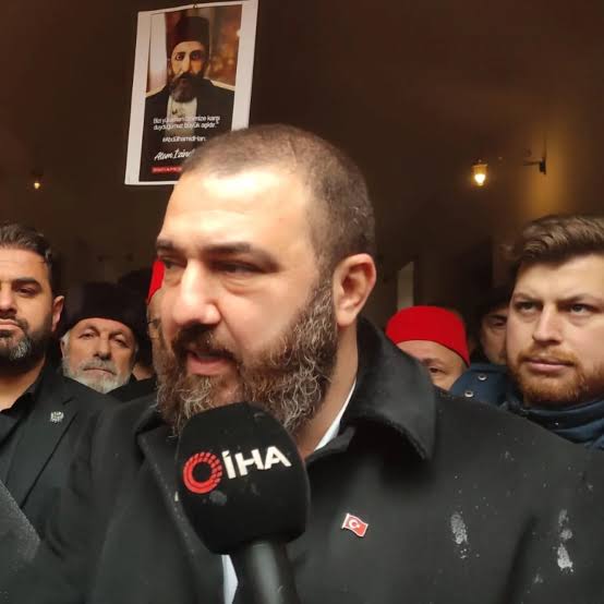 📣 Kayıhan Osmanoğlu'nun 10 Kasım'da yaptığı paylaşım:

"Bizler kula kulluk etmeyiz.
Bizim secdemiz yalnız Allah’adır."