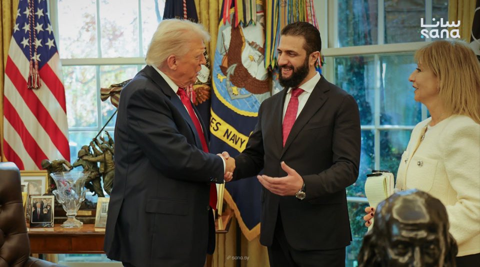 La photo du jour : al-Charaa &amp; Trump dans le Bureau Oval. Aucun jugement de ma part étant donné le revirement du nouveau président syrien et la situation de la Syrie, mais il y a quelque chose d’assez incroyable de voir un ancien chef d’Al Qaida en Irak à la Maison Blanche. Un