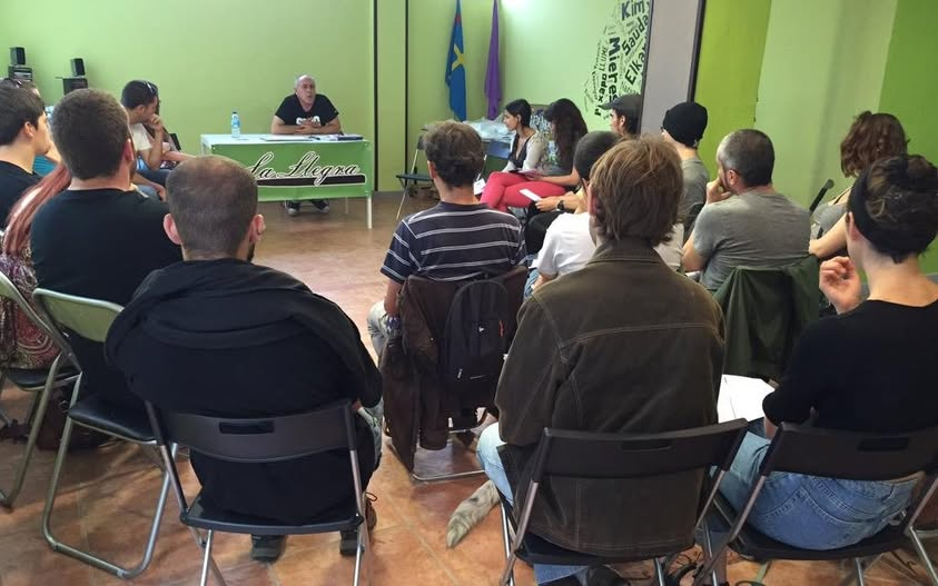 Tino Brugos punxo escuela dientro y fuera de les aules. Féxolo en centros sociales, biblioteques, universidaes..  Un referente, un sofitu, unos brazos, unes manes y una cabeza al serviciu de camudar el mundu. Y un amigu, que siempre taba ehí pa cualquier cosa que facía falta.