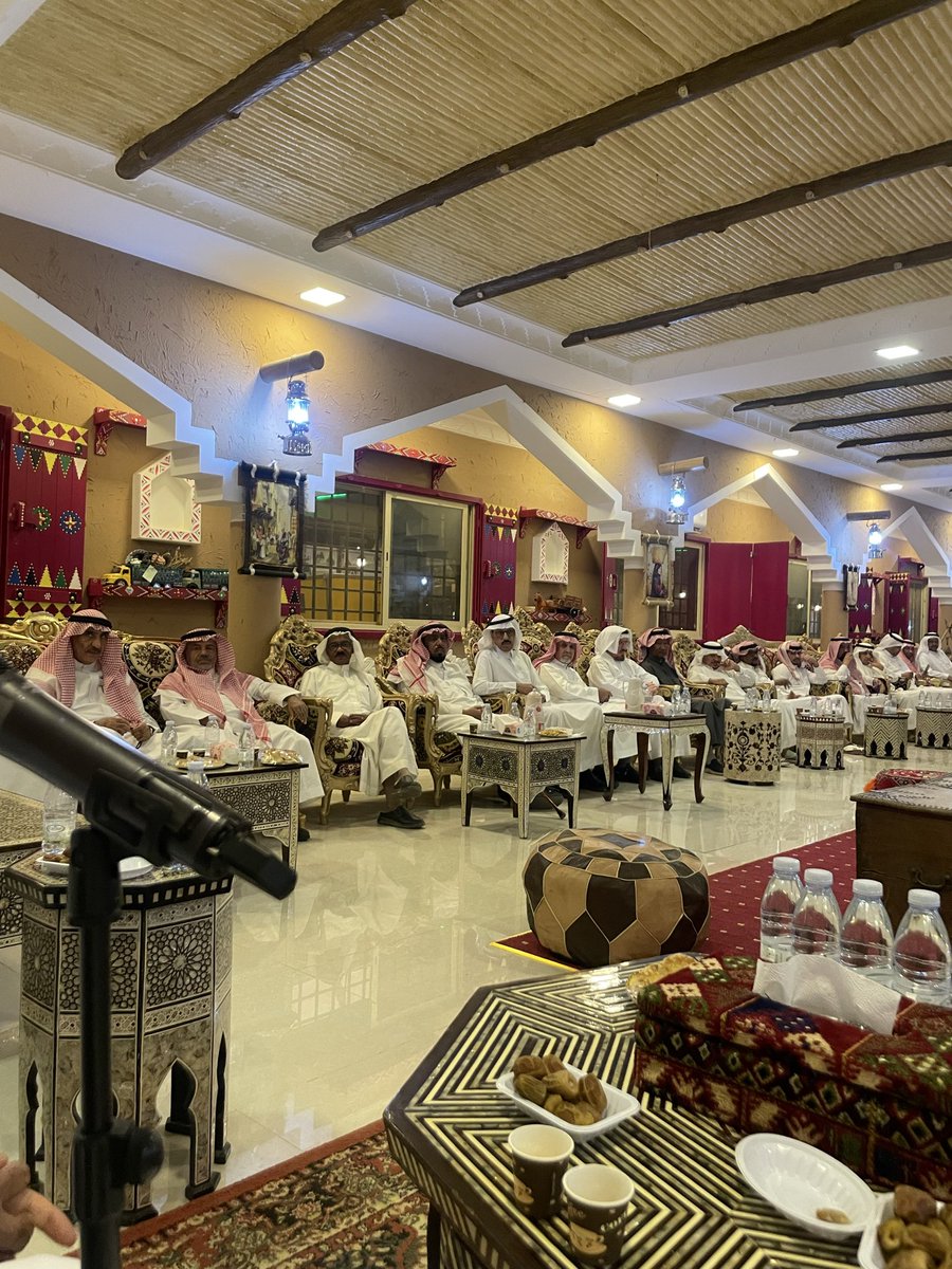 #زمن_الخرج_الجميل
#ذكريات_وحكاوي_دلماوية
في ليلة مليئة  بالذكريات عن الدلم وزميقه 
نظمت جمعية تراث الخرج 
بالتعاون مع مجموعة زمن الخرج الجميل أمسية للأستاذ الدكتورمحمدالحيزان 
وسط حضور العديد من الشخصيات والمثقفين .
وفي نهاية الأمسية تم تقديم العضوالشرفية لجمعية تراث الخرج