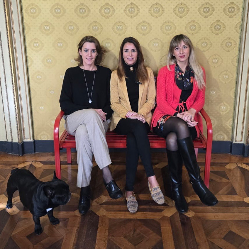 Ehilà! Come è iniziata la vostra settimana? La mia iper di corsa (come sempre 😅) ma sarà densa di novità che scoprirete presto…una tra tante? Quella della foto che qui mi ritrae con due donne molto in gamba Sapete chi sono? Siate pazienti e ve lo sveleremo presto