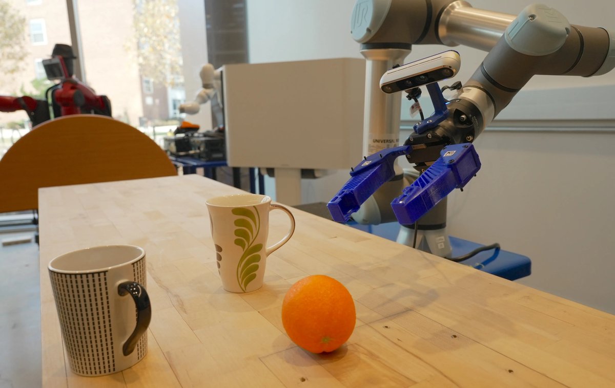 umdcs's tweet image. 🦾Can robots measure without rulers? 

@UofMaryland researchers are developing biologically inspired sensing that lets robots “learn” size and distance through movement, just like humans and animals. 

Read more: go.umd.edu/burner11-2025