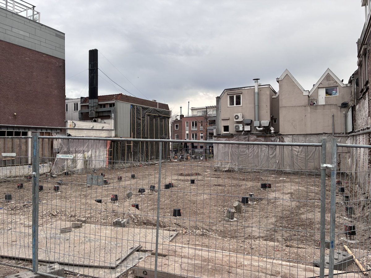 De bouw is begonnen aan het Plein. Hier komen appartementen voor jongeren. #bouwenbouwenbouwen 🏗️ 🏡 #woneninTiel 🍏