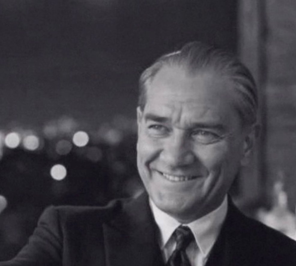 ezgiyenn's tweet photo. Büyük saygı ve özlemle… Canım��z Atamız, her zaman kurduğun Cumhuriyetle, ilkelerinle ve ışığınla ilerleyeceğiz…#MustafaKemalAtatürk #10Kasım https://t.co/NiJi4haMEt