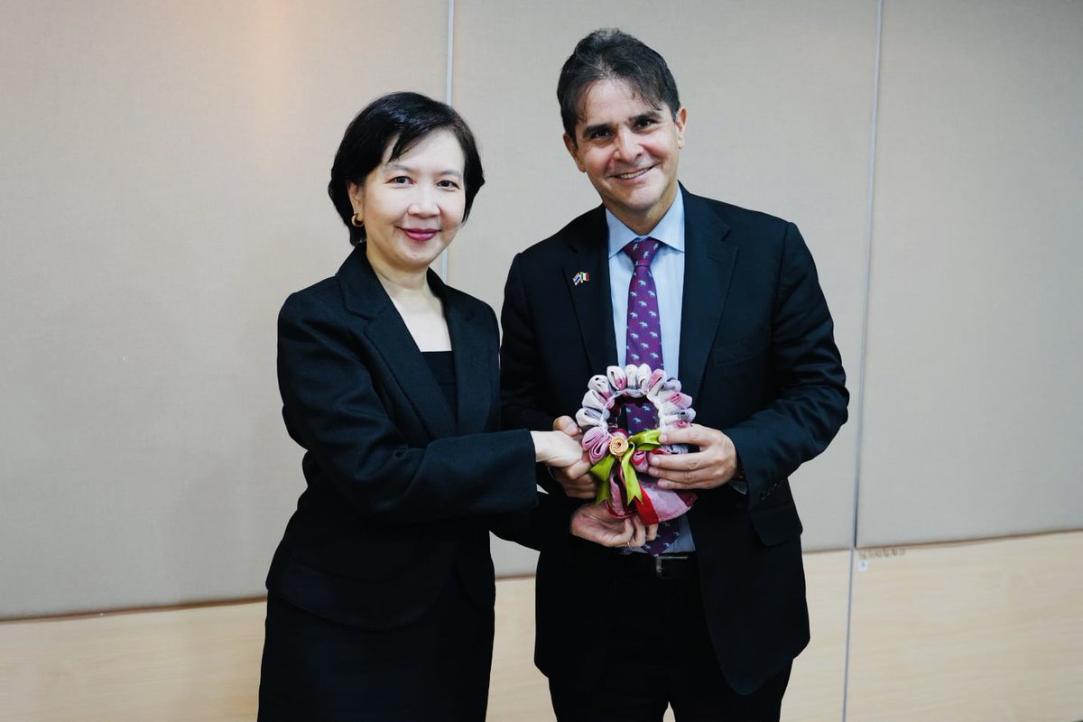 FernandoGSaiffe's tweet photo. 🇲🇽🤝🇹🇭 En Bangkok, sostuve una productiva reunión en el Ministerio de Economía con la Directora de Negociaciones Comerciales Internacionales de Tailandia.

Presentamos el Plan México, que impulsa sectores estratégicos para el desarrollo nacional y ofrece oportunidades de inversión para ese país, e identificamos áreas de alto potencial de cooperación:
🚗 Automotriz y electromovilidad
💻 Electrónica y semiconductores
🌾 Agroindustria

Ambas economías comparten fortalezas complementarias que pueden traducirse en mayores inversiones, transferencia tecnológica y cadenas de valor más integradas.

#MéxicoenAsiaPacifico #Tailandia #Comercio #Inversión #PlanMéxico