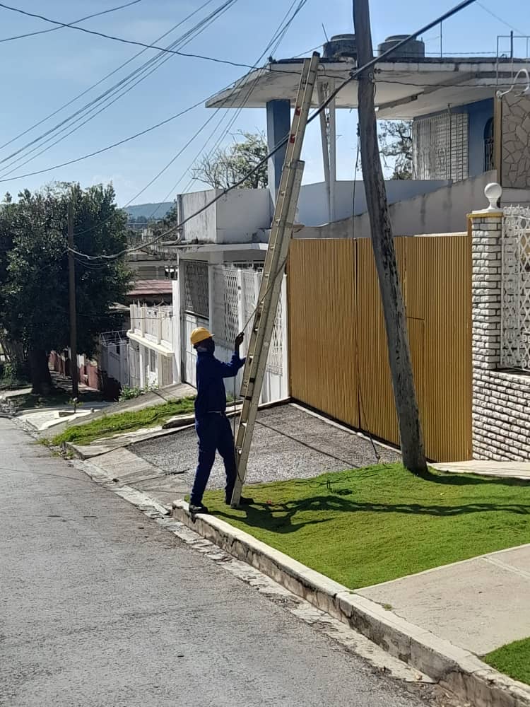 Un ejército de azules 💙 , si, es <a href="/ETECSA_Cuba/">ETECSA</a> laborando sin descanso en las calles de la Ciudad Héroe. Su dedicación es clave para solucionar los afectaciones. ¡Orgullo por su entrega!
#Telecomunicaciones #TrabajoSeguro #CompromisoCubano