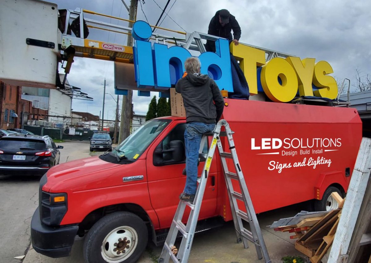 LED_SolutionsCA's tweet image. Southern Ontario’s first snowfall has arrived, and so has the holiday rush ❄️ From design to installation, we’re helping businesses like Mastermind Toys shine bright this season.

💡 LED Solutions
#LEDSolutions #CanadianBusiness