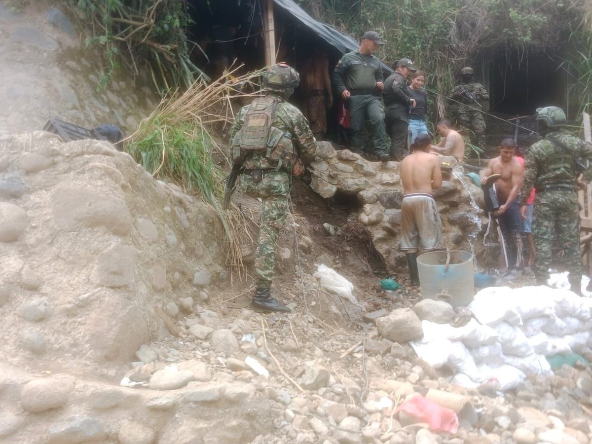 FuerzasMilCol's tweet image. #ContundenciaOperacional | 11 sujetos dedicados a la explotación ilícita de yacimientos mineros en el municipio de Supía, departamento de #Caldas, fueron capturados por las tropas de nuestro @COL_EJERCITO, @PoliciaColombia, @FiscaliaCol y @Corpocaldas. Durante la operación fueron