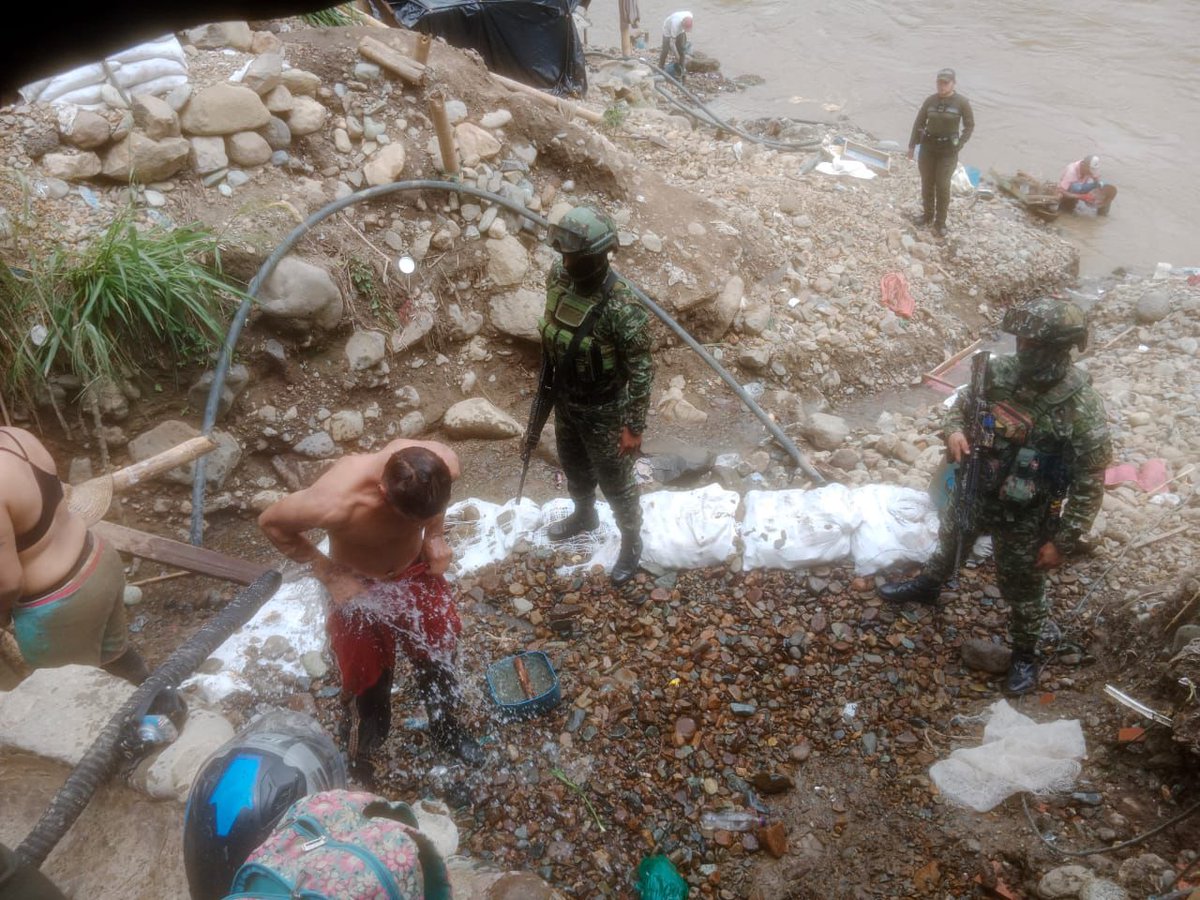 FuerzasMilCol's tweet image. #ContundenciaOperacional | 11 sujetos dedicados a la explotación ilícita de yacimientos mineros en el municipio de Supía, departamento de #Caldas, fueron capturados por las tropas de nuestro @COL_EJERCITO, @PoliciaColombia, @FiscaliaCol y @Corpocaldas. Durante la operación fueron