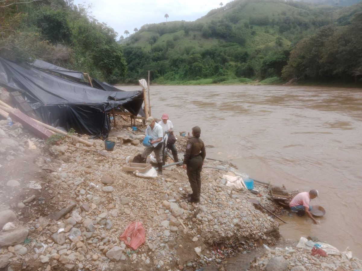 FuerzasMilCol's tweet image. #ContundenciaOperacional | 11 sujetos dedicados a la explotación ilícita de yacimientos mineros en el municipio de Supía, departamento de #Caldas, fueron capturados por las tropas de nuestro @COL_EJERCITO, @PoliciaColombia, @FiscaliaCol y @Corpocaldas. Durante la operación fueron
