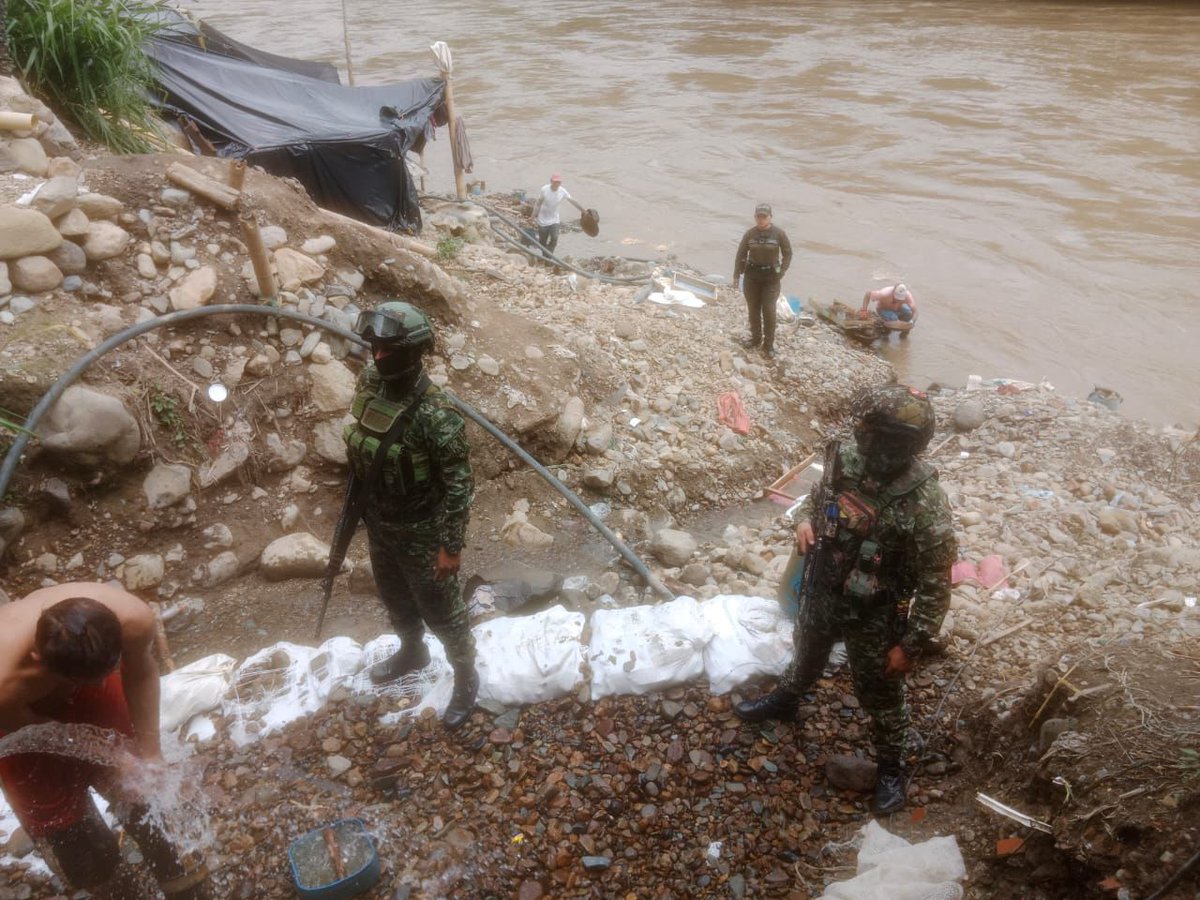 FuerzasMilCol's tweet image. #ContundenciaOperacional | 11 sujetos dedicados a la explotación ilícita de yacimientos mineros en el municipio de Supía, departamento de #Caldas, fueron capturados por las tropas de nuestro @COL_EJERCITO, @PoliciaColombia, @FiscaliaCol y @Corpocaldas. Durante la operación fueron