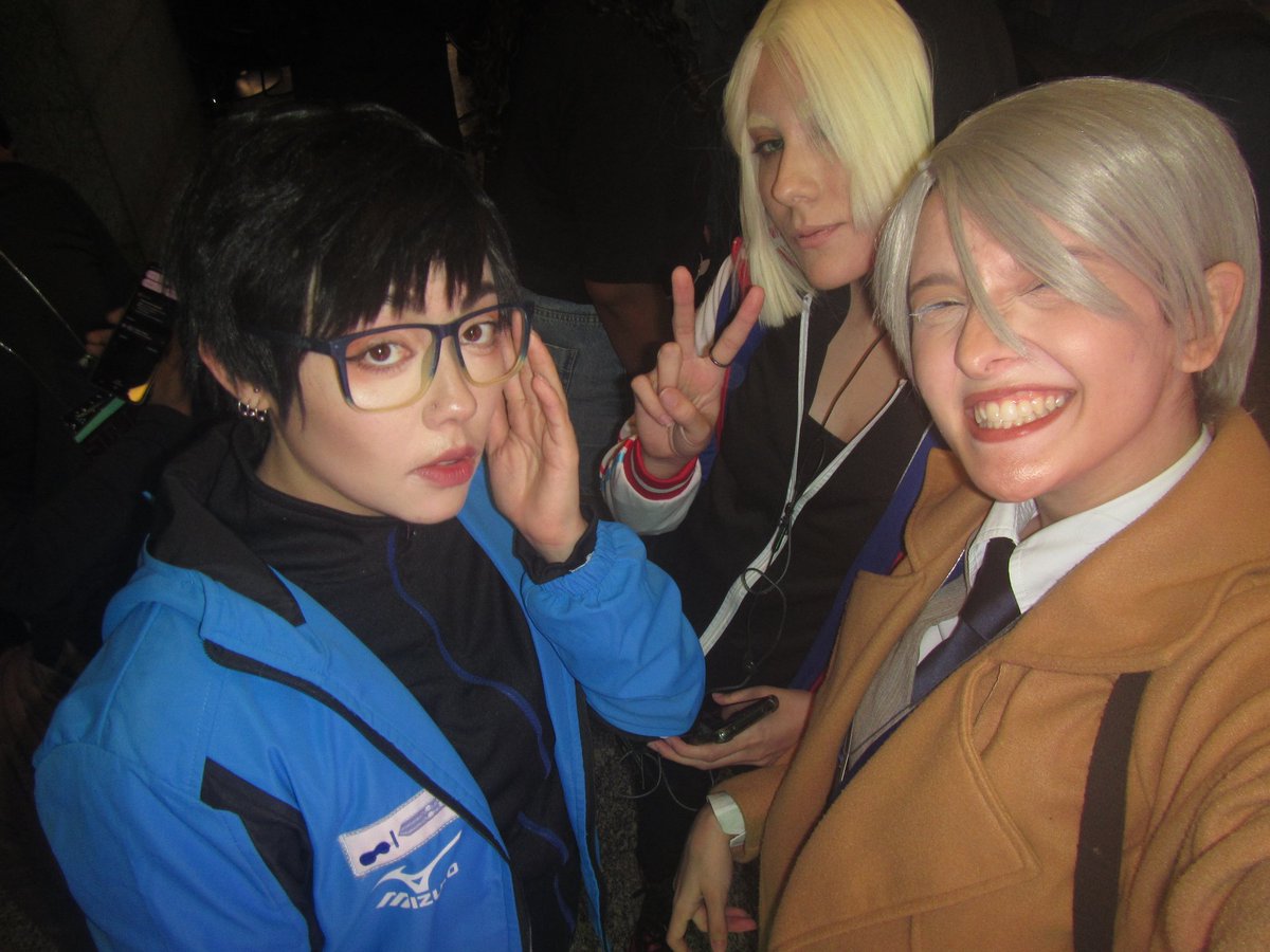 twinkle_cos's tweet photo. último evento do ano sendo movido apenas por caos e viadagem e tudo ficando muito mais lindo com um flash estourado direto de uma câmera digital de 2010 KKKKKKKKKKKK https://t.co/TLQrc9B3Zq